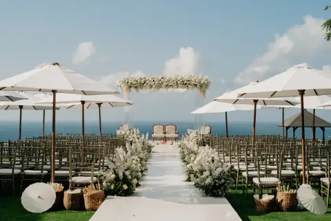 A ceremony set by the ocean at Pandawa Cliff Estate