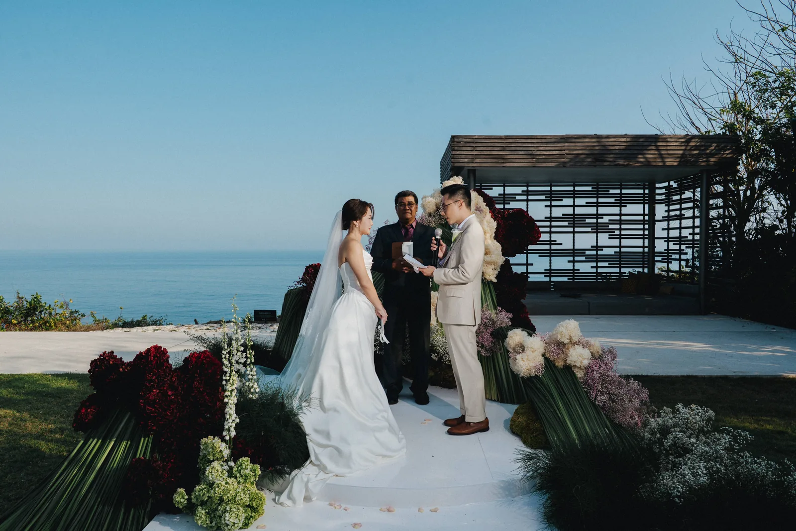The ceremony aisle at Alila Villas Uluwatu looking out to the open ocean