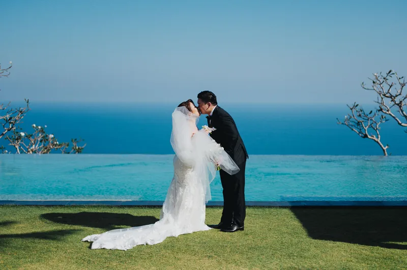 A couple at the infinity edge above the ocean, Khayangan Estate
